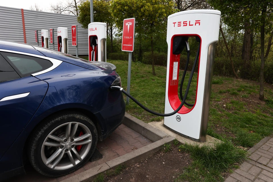 Auto cargando energía de cargador de Tesla